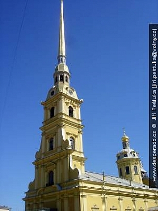 Chrám svatého Petra a Pavla v Petropavlovské pevnosti na Něvě v Petrohradu (Rusko)