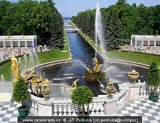 Zámek, fontány a zahrada Petrodvorec - Peterhof (Rusko) 