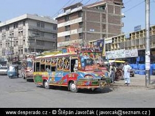 Tradičně zdobený autobus (Pákistán)