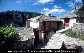 Klášter nad soutěskou Vikos v Zagoria (Řecko)