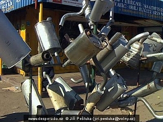 Maputo - umělecké dílo z výfuků (Mosambik)