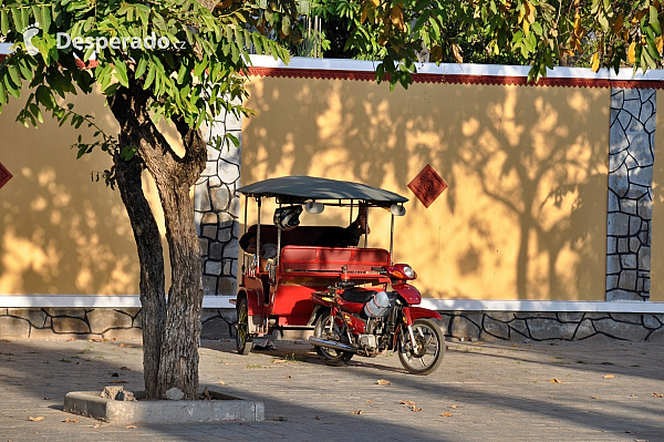 Tuktuk v Phnom Penhu (Kambodža)