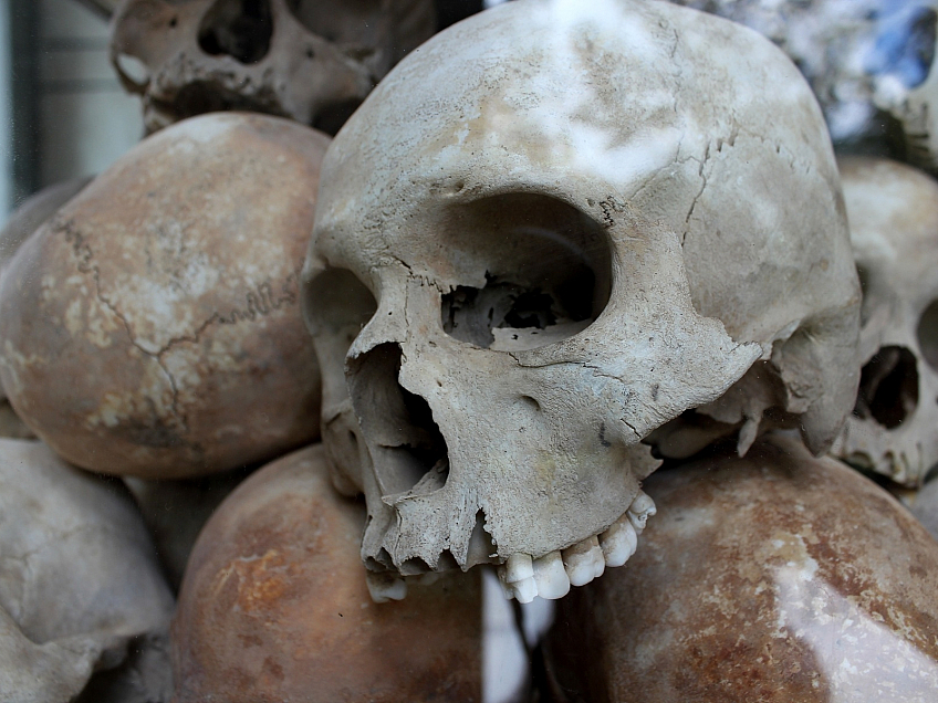 Hromady lidských lebek jsou trvalým mementem z vlády Rudých Khmérů (Kambodža)