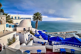 Modrobílé městečko Sidi Bou Said (Tunisko)
