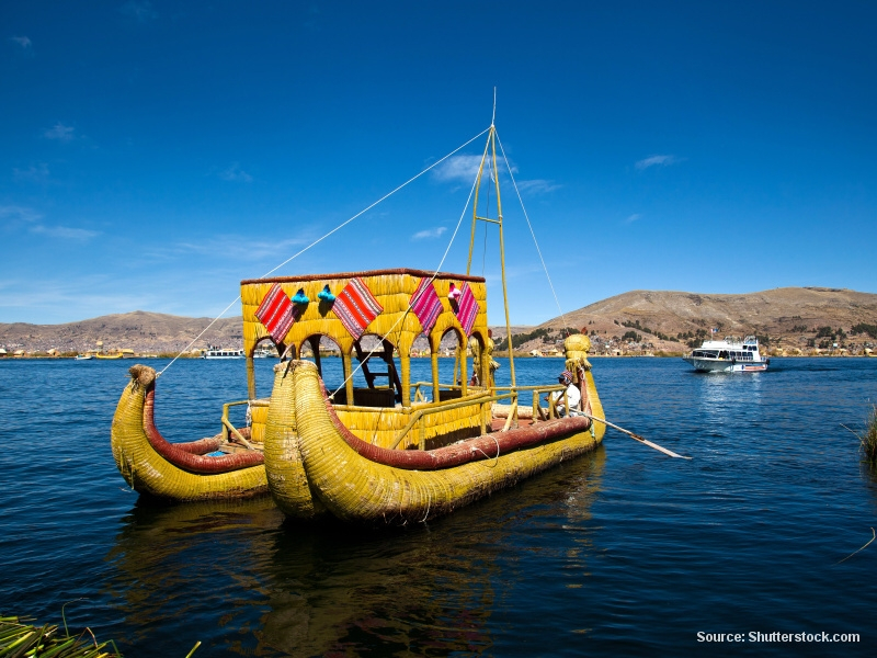 Tradiční lodě na jezeře (Bolívie)