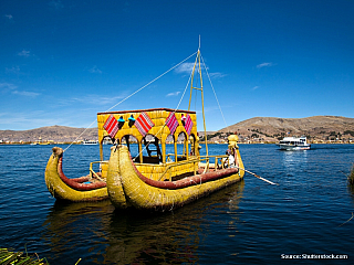 Tradiční lodě na jezeře (Bolívie)