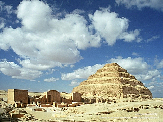 Sakkára - stupňovitá pyramida krále Džosera