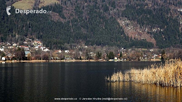 Městečko Ossiach u stejnojmenného jezera Ossiacher See.