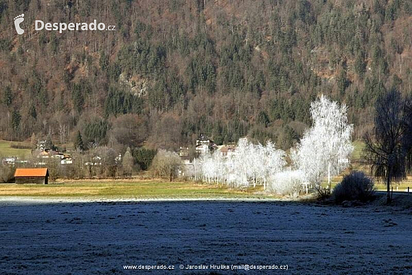 Městečko Ossiach u stejnojmenného jezera Ossiacher See.