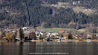 Městečko Ossiach u stejnojmenného jezera Ossiacher See.