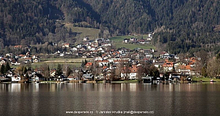 Městečko Ossiach u stejnojmenného jezera Ossiacher See.