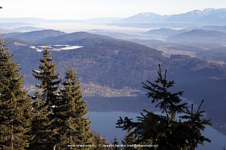 Městečko Ossiach u stejnojmenného jezera Ossiacher See.