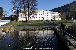 Městečko Ossiach u stejnojmenného jezera Ossiacher See.