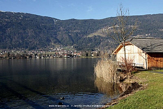 Městečko Ossiach u stejnojmenného jezera Ossiacher See.